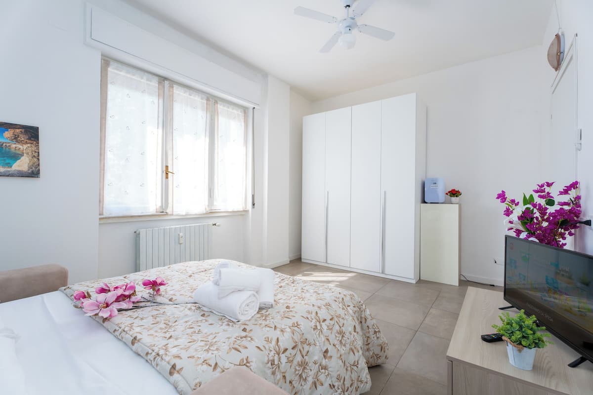 Habitación doble estándar, 1 cama matrimonial | Caja de seguridad en la habitación y tabla de planchar con plancha