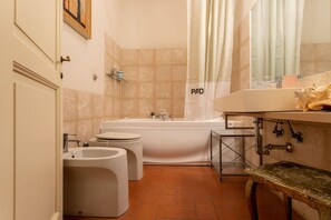 Douche, séchoir à cheveux, bidet
