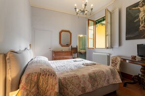 2 chambres, fer et planche à repasser, lit de bébé portatif
