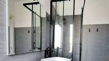 Shower, free toiletries, hair dryer, bidet