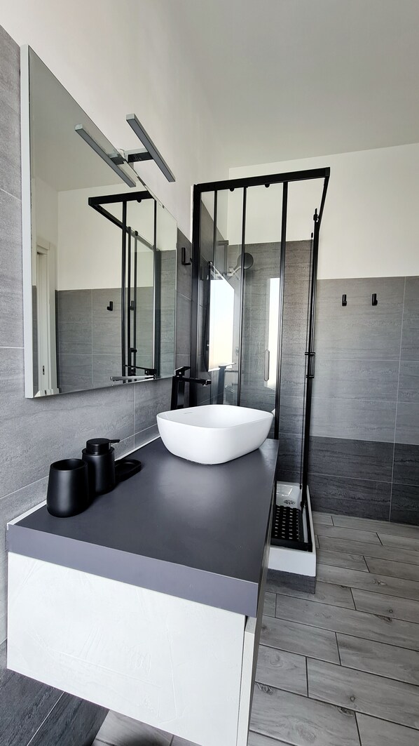 Shower, free toiletries, hair dryer, bidet