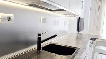 Fridge, oven, dishwasher, cookware/dishes/utensils