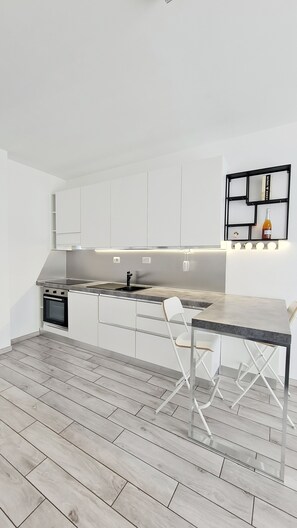 Fridge, oven, dishwasher, cookware/dishes/utensils