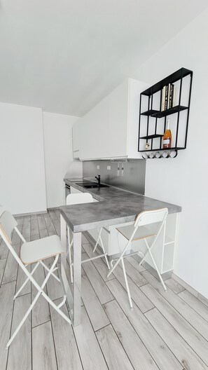 Fridge, oven, dishwasher, cookware/dishes/utensils