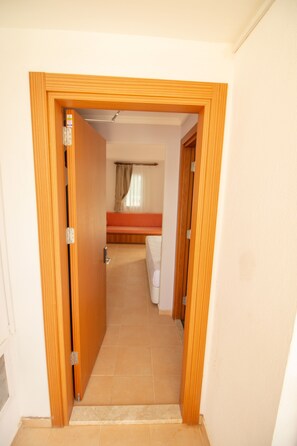 Standard Triple Room | Bilik Mandi | Pancuran mandi, kelengkapan dandanan diri percuma, pengering rambut 