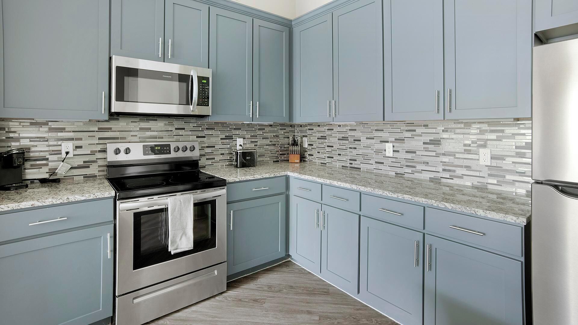 Een koelkast, een eettafel