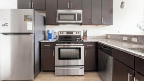 Frigorifero, tavolo da pranzo