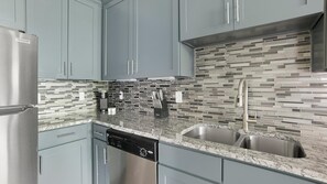 Frigorifero, tavolo da pranzo