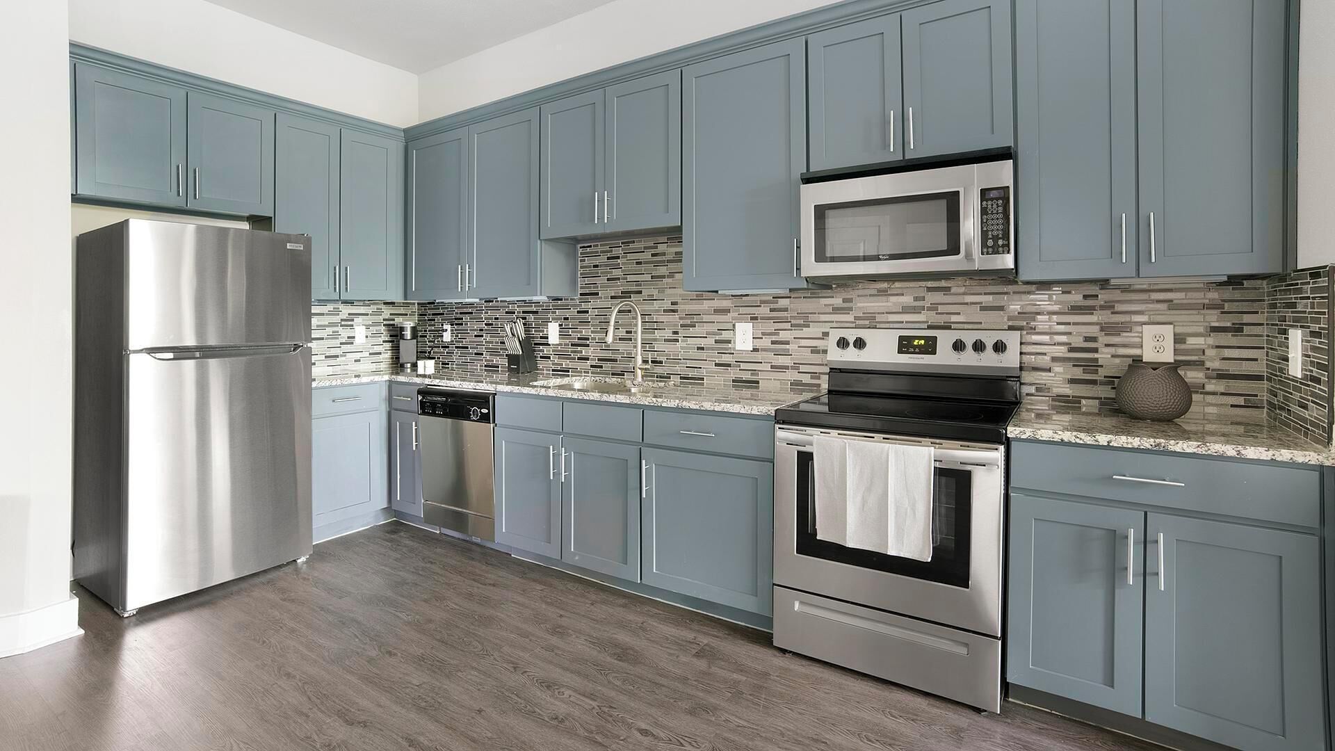 Een koelkast, een eettafel