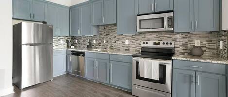 Réfrigérateur, tables à manger