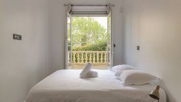 4 bedrooms, WiFi, bed sheets