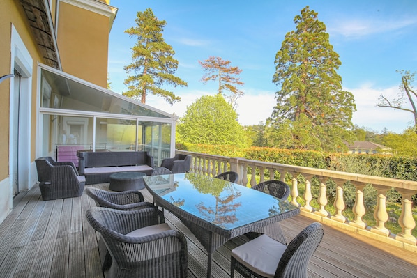 Outdoor dining - Spacieux 10 Couchages, Piscine Intérieur et Jardin (Francheville)
