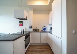 Departamento estándar, 1 habitación, vista al mar | Cocina privada | Refrigerador con congelador, horno, parrilla de estufa y lavavajillas 