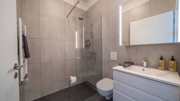 Standaard appartement, 1 slaapkamer, uitzicht op zee | Badkamer | Een douche, een regendouche, gratis toiletartikelen, handdoeken