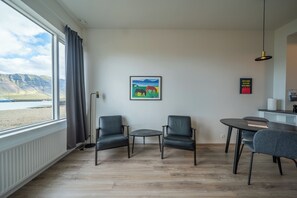 Departamento estándar, 1 habitación, vista al mar | Área de sala de estar
