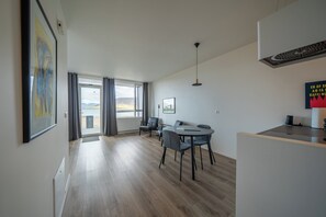 Departamento estándar, 1 habitación, vista al mar | Área de sala de estar