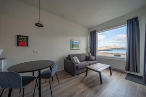 Standard Apartment, 1 Bedroom, Sea View | Living area