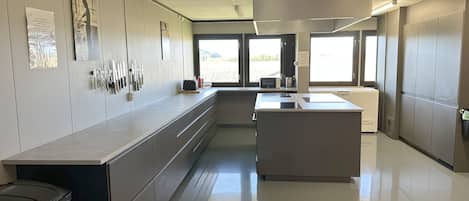 Refrigerador, microondas
