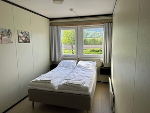 Dobbeltværelse - eget badeværelse | Allergivenligt sengetøj, mørklægningsgardiner, gratis Wi-Fi, sengetøj