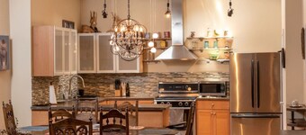 MASSiVE Bohemian Oasis in Philly 5 BdrmSleeps 12