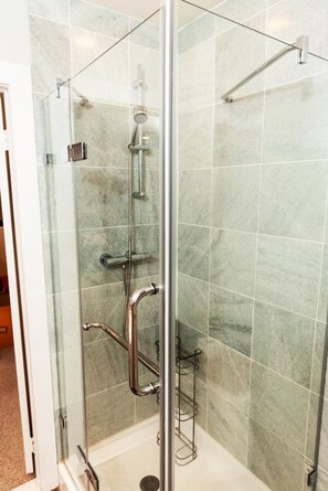 Dusche, Haartrockner, Handtücher, Seife