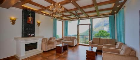 Suite Luxe, vue montagne | Coin séjour