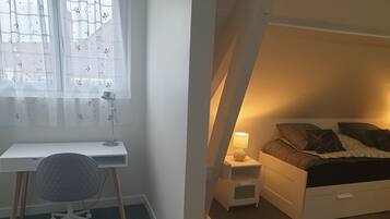 2 bedrooms, iron/ironing board, WiFi, bed sheets