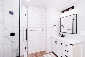 Shower, hair dryer, towels - Alarka Creek Farmhouse (Bryson City)
