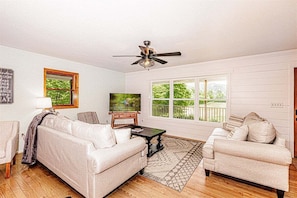 TV, fireplace - Alarka Creek Farmhouse (Bryson City)