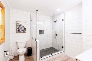 Een douche, een haardroger, handdoeken