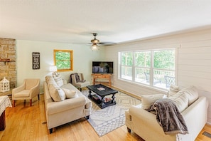 TV, fireplace - Alarka Creek Farmhouse (Bryson City)