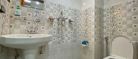 Une salle de bain avec un lavabo, des toilettes et une douche.