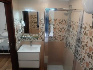 Shower, hair dryer, bidet, towels - Accommodation in center, Doria Castle, Town Villa, stores, bars, pubs, transportation. (Angri)