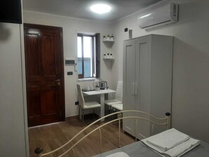 1 bedroom, desk, bed sheets - Accommodation in center, Doria Castle, Town Villa, stores, bars, pubs, transportation. (Angri)