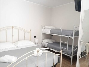 1 Schlafzimmer, Schreibtisch, Bettwäsche