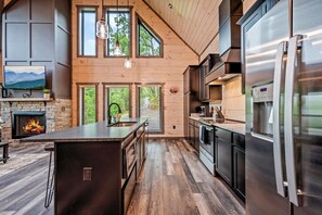 Frigorífico, microondas, horno y placa de cocina