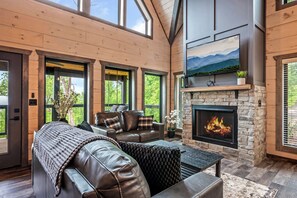 Una televisión, una chimenea