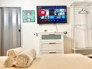 1 slaapkamer, een strijkplank/strijkijzer, wifi, beddengoed