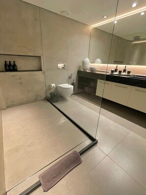 Ducha, artículos de higiene personal ecológicos y secador de pelo