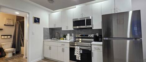 Réfrigérateur, micro-ondes, four, plaque de cuisson