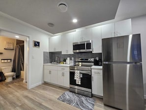 Kjøleskap, mikrobølgeovn, ovn og kokeplater