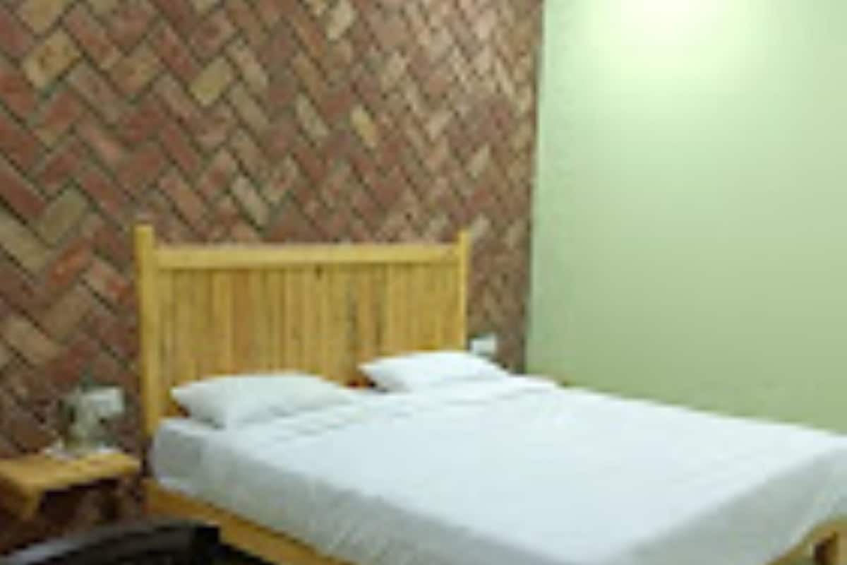 Deluxe Double Room | Free WiFi, bed sheets
