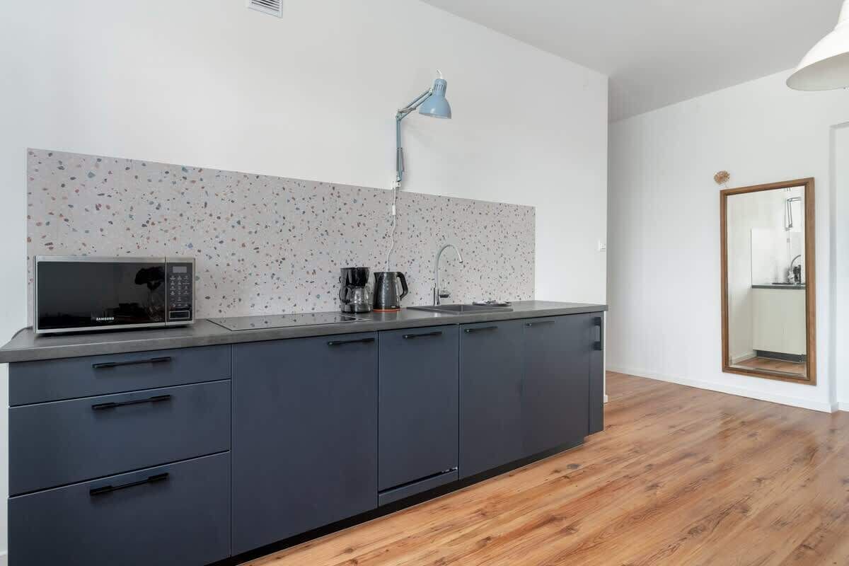 Een koelkast, een microgolfoven, een kookplaat, een vaatwasser