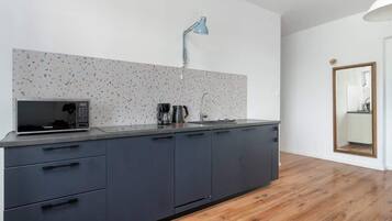 Køleskab, mikrobølgeovn, kogeplade, opvaskemaskine