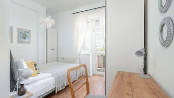 1 dormitori, escriptori, planxa i posts de planxar i wifi