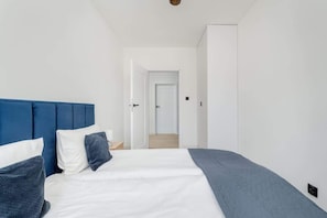 2 habitaciones, tabla de planchar con plancha, cuna de viaje y wifi 