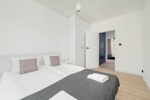 2 bedrooms, iron/ironing board, WiFi, bed sheets - Legnicka 55 | Bright 2-Bedroom Apartment | Balcony | Parking (Wrocław)