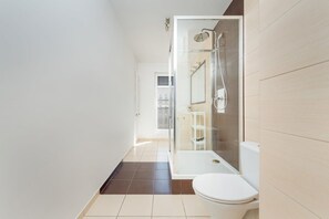 Dusche, Haartrockner, Handtücher, Shampoo