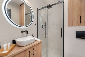 Shower, hair dryer - Stylish Apartment with Balcony | Parking in Garage (Rzeszów)