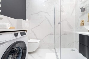 Regadera, secadora de cabello, toallas 